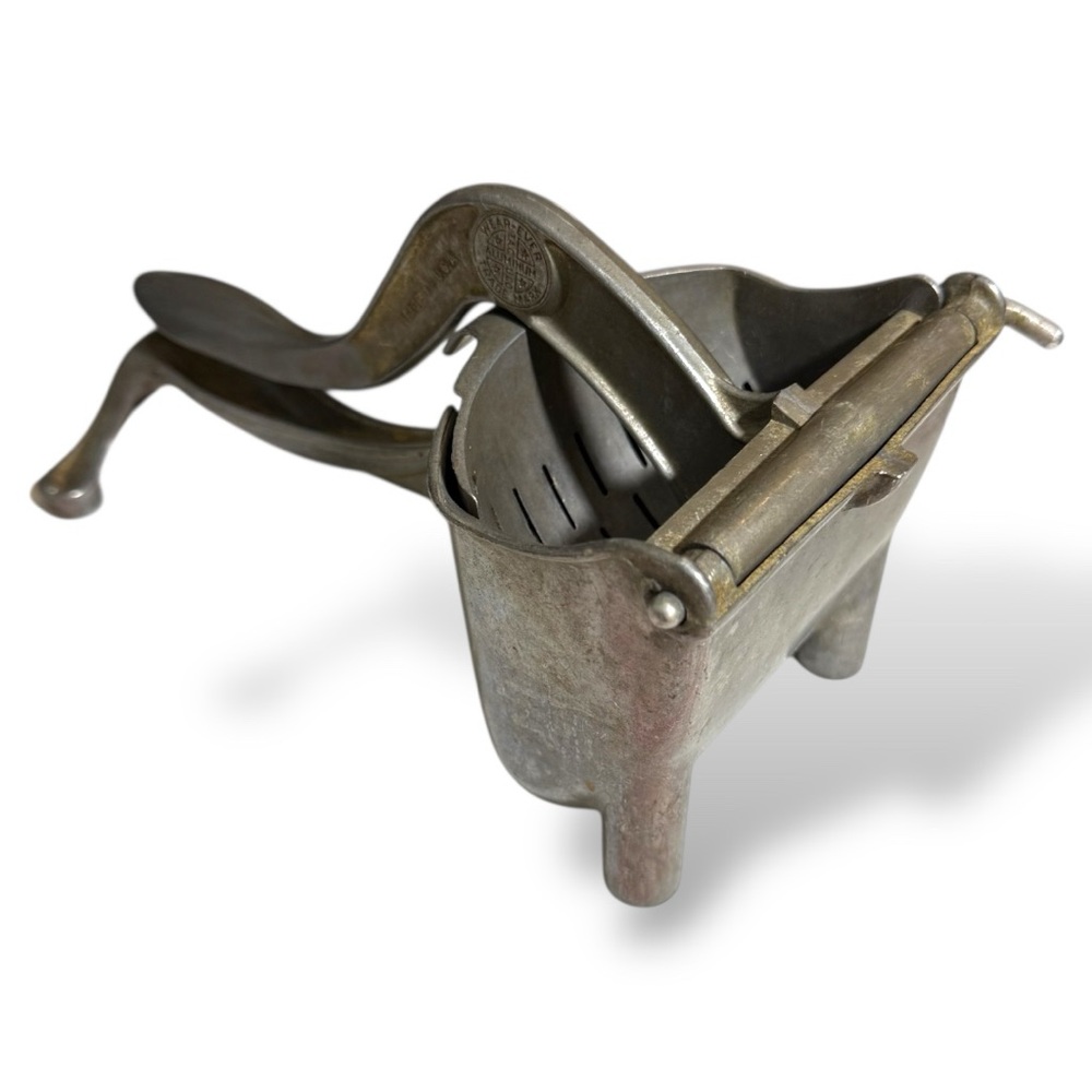 Vintage WEAR-EVER Aluminum Metal Citrus Juicer 1950s-1960s Collectible Antique